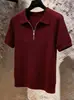 Camisa Polo Casual para Viajes, Color Borgoña, Corte Delgado, Cierre de Cremallera, Moda Coreana Delgada, Diseño Versátil, Tejido de Punto Color Sólido