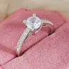 Anel de Zircônia com Sensação de Luxo Leve e Alto Padrão, Joia Exquisita de Yiwu para Mulheres, Design de Nicho, Presente de Dia dos Namorados R212