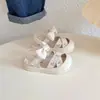 Sandálias de menina verão 2025 novo estilo coreano sapatos de princesa bordados para bebês sola macia bico fechado sapatos de bebê