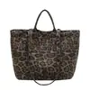 Bolso de tela estampado de leopardo, bolso casual estilo coreano para otoño e invierno, bolso de hombro tote simple de gran capacidad de moda 2026 para mujer