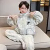 Pijama de manga larga de forro polar de coral para niños para otoño e invierno, con un lindo diseño de dibujos animados, un aspecto elegante y que proporciona calidez para usar en interiores.