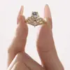 Xinyixin anillo de acero inoxidable color rosa huevo de paloma con corona de diamantes grandes apertura lateral ajustable anillo completo de diamantes para mujer no se decolora
