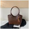 Bolso tipo cubo elegante y texturizado, nueva colección de otoño 2026, bolso de hombro versátil para el trabajo, bolso tote simple y retro, bolso cruzado