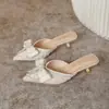 Chinelos Baotou Modelo Novo 2026 Verão Bico Fino Estilo Francês Salto Fino Laço Sandálias Inspiradas na Chanel K45-C22