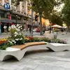 Banca macetero de forma irregular de UHPC, banco largo combinado con madera anticorrosión para calle comercial urbana, banco de cemento de barrio moderno, hecho a medida