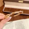 Nuevo brazalete de TikTok estilo chino con siete cuentas incrustadas de diamantes para mujer, moderno, exquisito, versátil, con un diseño único de anillo abierto retorcido