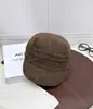 Gorra militar vintage lavada de visera plana para mujer, desgastada y con agujeros, visera corta, estilo workwear, hebilla metálica ajustable en la parte trasera para protección solar
