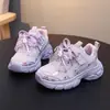 Tênis para meninas 2026 primavera e outono novos sapatos casuais estilosos com solas macias, antiderrapantes, versáteis, estilo "dad shoes", tênis de corrida para crianças
