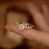Anillo de Zirconia con Forma de Hoja para Mujer, Fresco y Dulce, Versátil, Ajustable, Diseño de Hoja, Certificado Transfronterizo, Piedra Cuadrada Pequeña