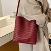 Bolso de mujer de alta gama 2026 nuevo de moda verano nicho patrón tejido bolso de hombro bolso cubo para ir al trabajo bolso de axila
