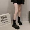 Botas Martin Pretas Estilo Britânico de Motociclista Vintage com Solado Grosso Femininas 2024 Nova Coleção Outono Aparência Pequena e Slim Botas Curtas