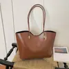 Bolsa Tote Temperamental da Moda Outono Nova Moda Bolsa de Ombro de Grande Capacidade Pingente da Moda Simples Bolsa de Axila Feminina Tendência