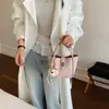 Bolso de cubo estilo cesta para mujer, nuevo modelo 2026, versátil bolso de hombro y cruzado, bolso de mano de nicho de alta gama para el día a día