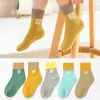 Calcetines para niños calcetines de tubo medio para niños primavera y verano moda tubo medio estilo académico dos rayas versátil a rayas estudiante calcetines deportivos otoño e invierno