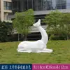 Escultura geométrica de veado pintada em fibra de vidro para exterior, adequada para pátios, parques, gramados residenciais e decorações de paisagismo com animais.