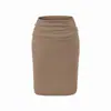 Este conjunto elegante e sedutor apresenta um design que abraça o corpo, acentuando suas curvas.. É um conjunto de três peças para mulheres, perfeito para o outono, composto por um top de tricô com gola alta parcial, uma saia de comprimento médio e um cardigã.