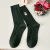 26 Meias Vermelhas para Mulheres, Meia-panturrilha, Outono e Inverno, Padrão Trançado, Meias de Natal, Bordado de Boneco de Neve, Meias Slouch Versáteis da Moda Zhejiang Atacado