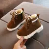 Outono/Inverno 2026 Novo Estilo Moda Versátil para Menino Solado Macio Antiderrapante Botas Curtas Menina Estilosas Confortáveis Casuais