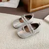 Sapatos de couro simples para crianças, nova coleção outono/inverno 2026, estilosos e versáteis para crianças mais velhas, com solas macias e fechos de velcro fáceis de usar, adequados para usar ao ar livre