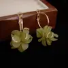 Brincos de tarraxa de pétala de acrílico super fada elegantes e doces para mulheres, design fresco e versátil, brincos de moda coreana