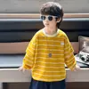 Q094 Camiseta listrada para meninos, nova blusa de manga comprida para primavera/outono, visual em camadas, base para o outono, moderna para meninos