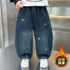 Pantalones Vaqueros Forrados de Felpa para Niños Otoño/Invierno 2026 Nuevo Estilo Frescos y Guapos Pantalones Casuales Bordados para Niños Pantalones Gruesos para Bebé