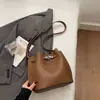 2025 Nuevo Bolso de Hombro de Otoño Bolso Retro Gran Capacidad Versátil Bolso de Hombro Cruzado Bolso Cubo Simple de Moda