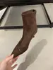 Botas de tornozelo de bico fino para mulheres, nova coleção outono/inverno 2025, com saltos finos, canos curtos, saltos altos e um efeito emagrecedor.
