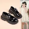 Sapatos Infantis para Meninas, Sapatos Pequenos de Couro, Novo Modelo Primavera e Outono 2026, Sapatos Pretos de Solado Macio para Crianças Maiores, Alunos do Ensino Fundamental, Sapatos para Apresentações Escolares