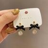 Pendientes de lazo negro de alta gama, sencillos, ligeros y de lujo, estilo frío, con temperamento femenino, pendientes retro Joker, venta al por mayor