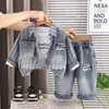 Conjunto de Roupas de Outono para Meninos 2026 Novo Conjunto de Três Peças Jeans de Manga Longa para Bebê Criança Pequena Bonita Estilosa Tendência