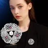 Broche de Lujo Ligero y de Alta Gama Estilo Palacio de Perla de Agua Dulce y Corindón Rojo con Forma de Hoja con un Diseño de Moda como Accesorio Floral