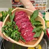 Restaurante de hot pot moderno estilo montanha, louça criativa, pratos com gelo seco para shabu-shabu de carne, travessa comercial de cogumelos e vegetais