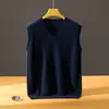 Nuevo chaleco de punto de 12 agujas con escote en V y corte lateral, un suéter de punto versátil y elegante para otoño e invierno, perfecto para un estilo casual de negocios o para usar de forma relajada.