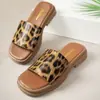 Chinelos de Tira Única Verão Novo Plus Size Cruzados Europeus e Americanos 2025 Sandálias de Salto Bloco Moda Europeia e Americana Estampa de Leopardo Atacado Plus Size