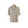 Camiseta de punto de canalé estilo francés con cuello polo, hombros rectos y manga corta, top de punto blanco para mujer, diseño de otoño, top suave y ajustado.