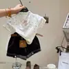 Conjunto de Verão para Meninas 2026 Novo Estilo Camiseta de Manga Curta com Lantejoulas e Bolinhas Shorts Jeans Estilo Coreano Conjunto de Duas Peças Tendência