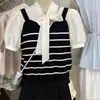 Elegante Camiseta de Manga Corta con Tira de Lazo Cuello Redondo Holgada Adelgazante para Mujer Verano Nuevo Top de Punto Rayado en Contraste