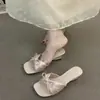 Sandalias de Tacón Alto Elegantes Color Champaña Chu Yuji para Mujer, Verano 2026, Adecuadas para Usar con Faldas en Vacaciones, Cuña con Tira para el Dedo del Pie