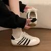 Zapatillas de entrenamiento retro planas de plata alemanas para mujer, nuevos zapatos de verano 2026, zapatillas blancas casuales súper populares y versátiles