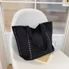 2026 Otoño Nuevo Estilo Bolso de Hombro Único Bolso de Axila Gran Capacidad Retro Nicho Bolso Tote con Remaches para Mujer Venta al por Mayor