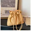 Bolsa Feminina de Design de Nicho Estilo Francês, Nova Tendência Versátil para o Dia a Dia Bolsa de Ombro Plissada, Bolsa Saco Fashion para Viagem