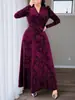 Vestido de veludo estampado floral listrado vertical vintage de luxo leve plus size com decote V, cintura torcida, mangas compridas e saia rodada para banquetes