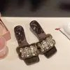 Pantuflas de Gamuza Retro con Punta Cuadrada y Pedrería de una Sola Tira para Mujer 2026 Nuevo Estilo Pequeño Aroma Elegante para el Trabajo Zapatos de Pantufla con Tacón Fino