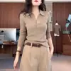 Suéter de malha com gola polo, ombros caídos, mangas compridas, toque de alta qualidade, feminino, estilo outono e inverno, moderno, justo, top base A14587