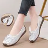 Zapatos perforados para mujer, zapatos sin cordones calados con suelas de goma suave, zapatos transpirables para mujer, sandalias sin cordones para madres de mediana edad y mayores, nuevo modelo de verano