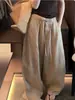 Calça casual cáqui claro de design único, novo estilo outono 2026, calça pantalona afunilada e fluida para corpo tipo pera
