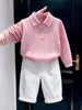 Estilo Coreano Niños 2026 Otoño Nueva Llegada Rosa Calado Bordado Suéter de Punto Pantalones Casuales Blancos para Niños Conjunto de Dos Piezas