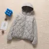 Chamarra acolchada de plumón ligera con capucha y cuello alto transfronteriza para mujer, moda de invierno 2026, cálida blanca de pato, top casual, moderno
