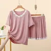 Conjunto de dos piezas de camiseta de manga corta de modal para verano con cuello redondo y encaje en contraste, y shorts de cintura alta, atuendo de moda holgado talla grande